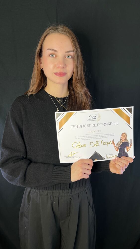 Élève certifiée Debo Beauty avec son certificat