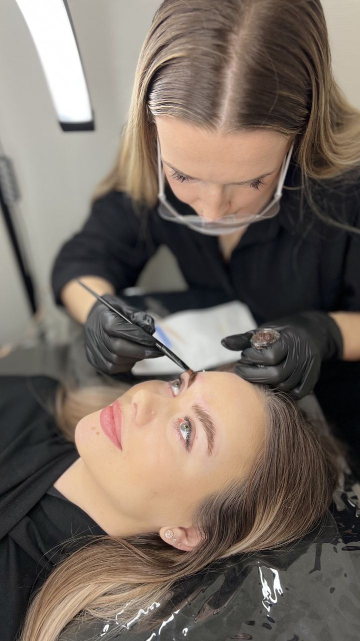 Déborah Foucout réalise un Brow Lift