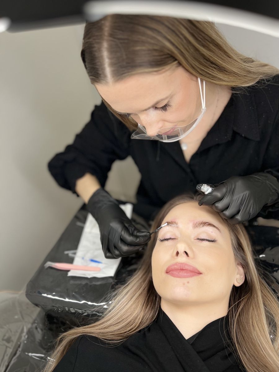 Pratique du Brow Lift sur modèle réel