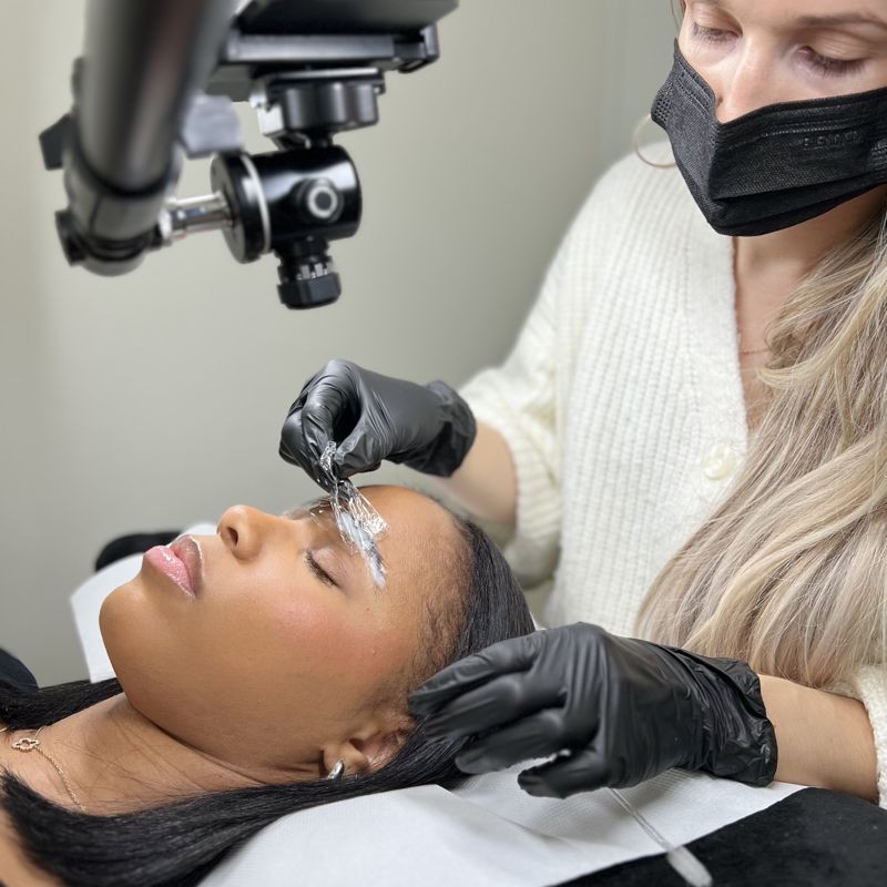 Déborah encadre une prestation sourcils