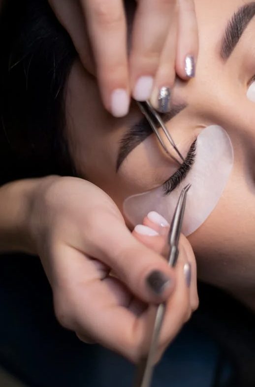 Pose d'extensions de cils cil à cil à la pince