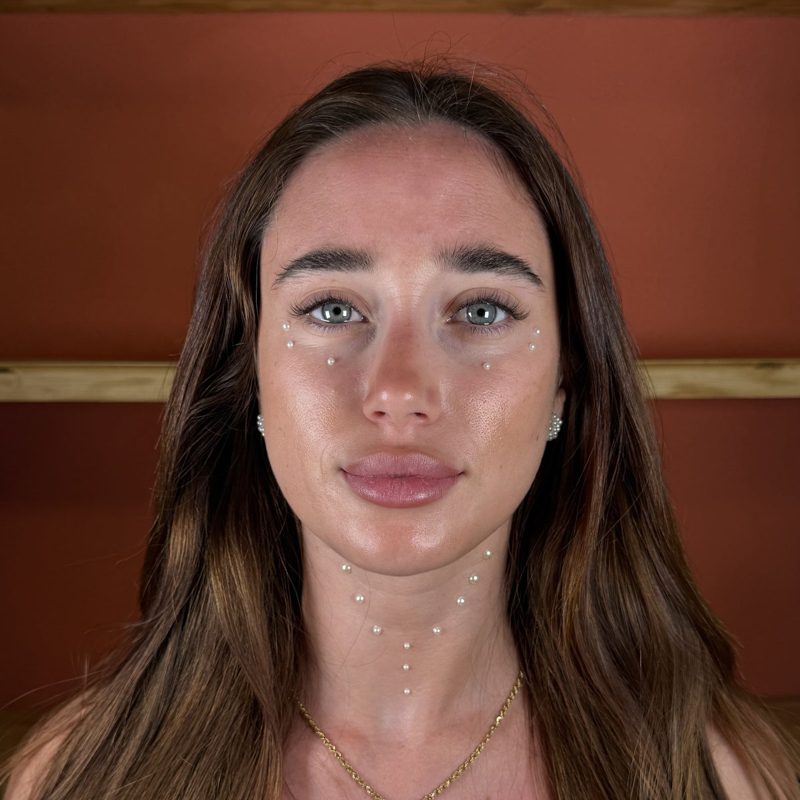 Regard de face avec des extensions cil à cil