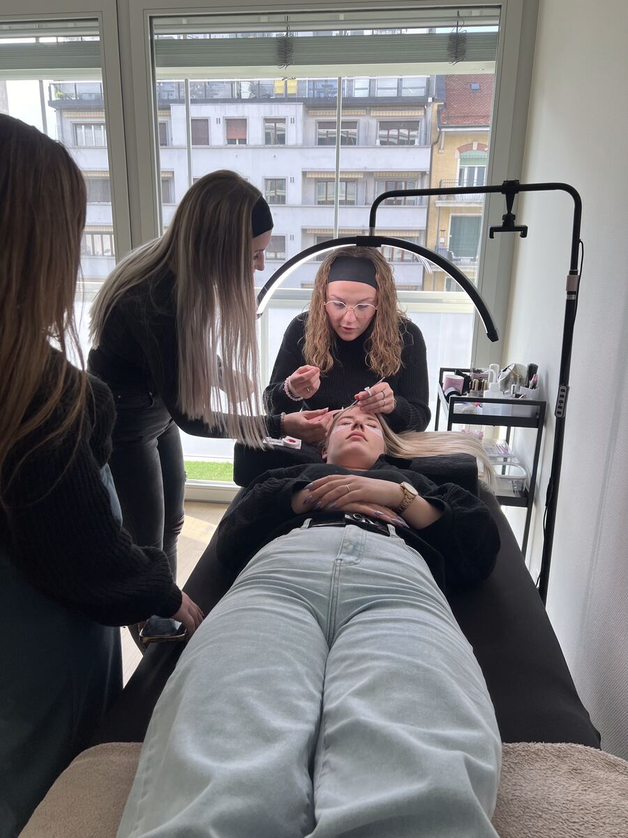Formation en petit groupe à l'institut Debo Beauty