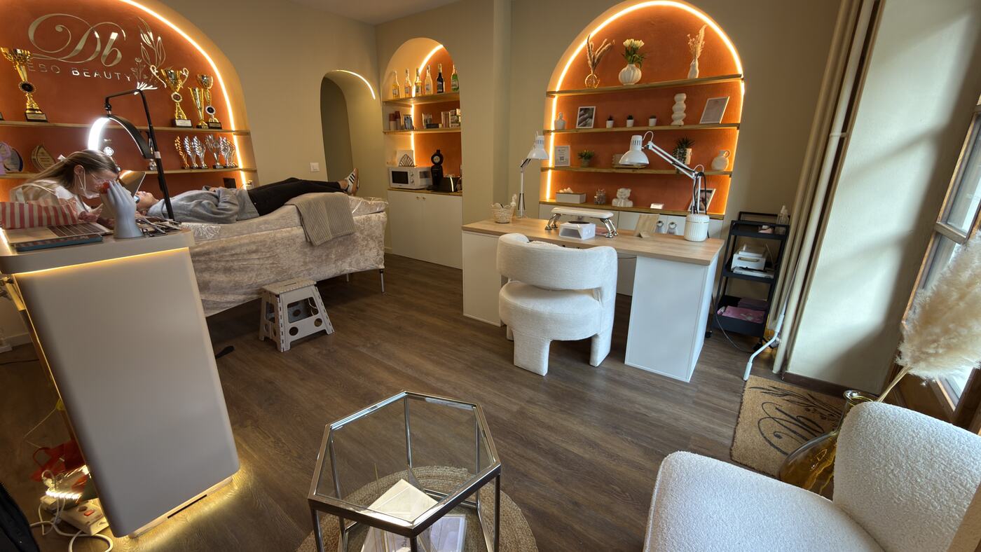 Postes de travail de l'institut Debo Beauty