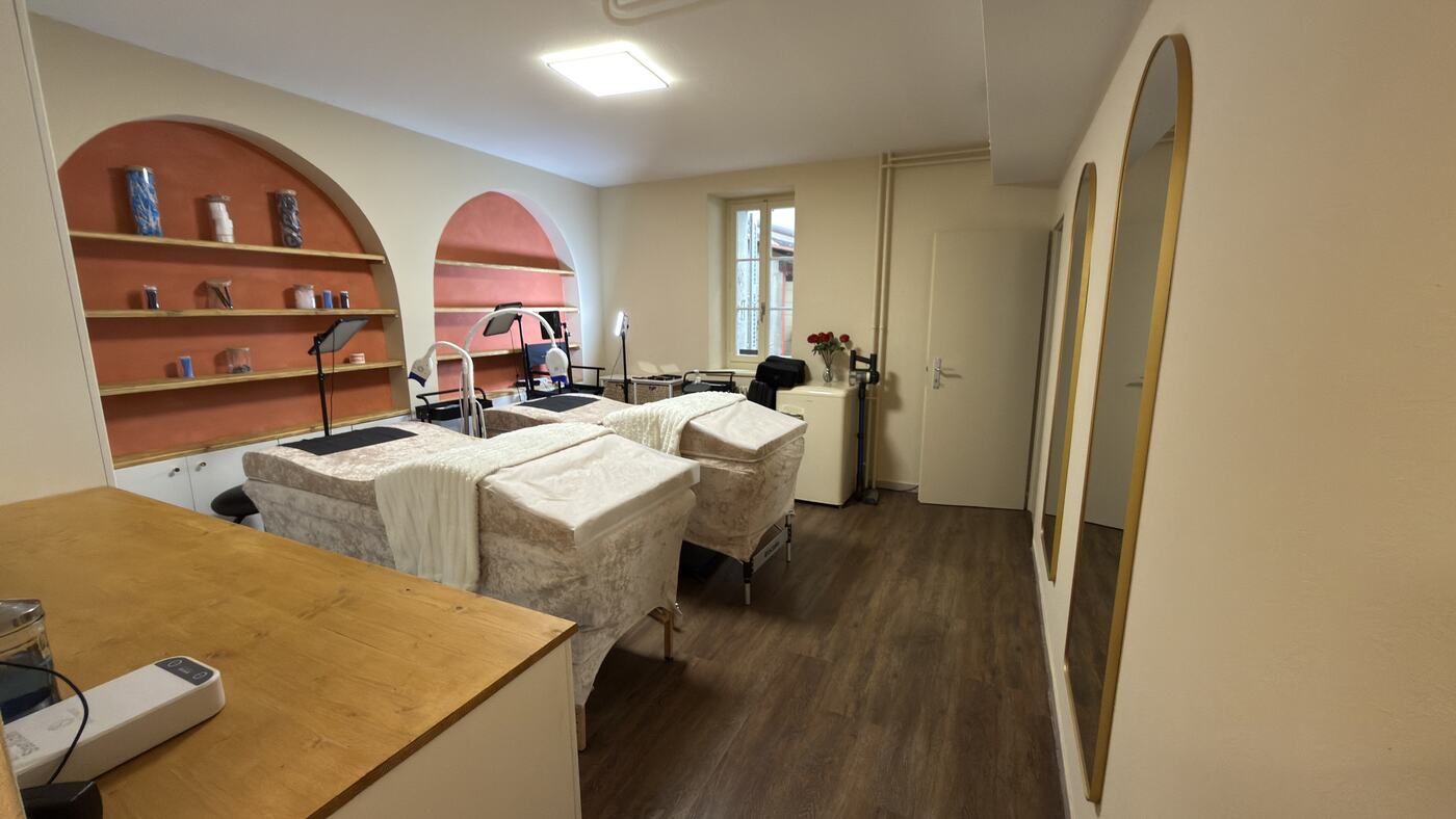 La salle de formation Debo Beauty et ses deux tables de pratique